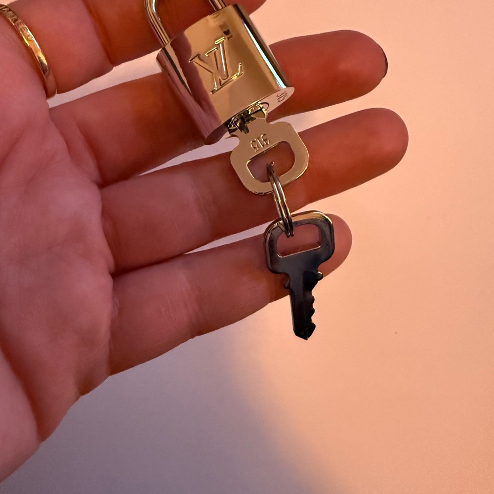 LV Silver Lock & Key - Picture 5 of 5